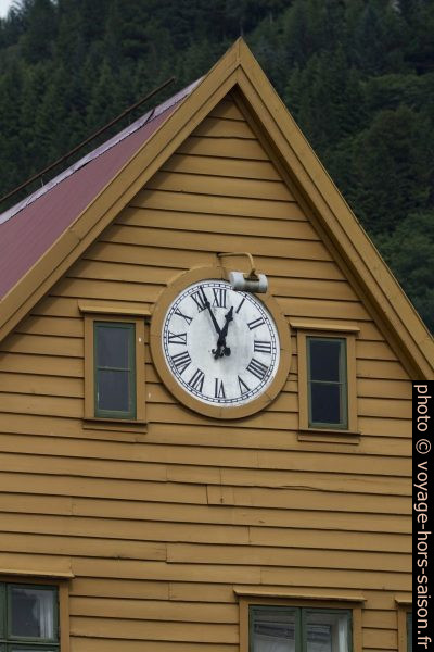 Fronton d'une maison de Bryggen avec horloge. Photo © André M. Winter