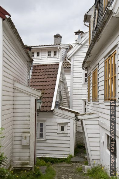 Petites maisons emboîtées les unes dans les autres. Photo © Alex Medwedeff