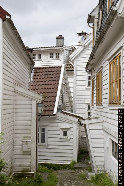 Petites maisons emboîtées les unes dans les autres. Photo © Alex Medwedeff