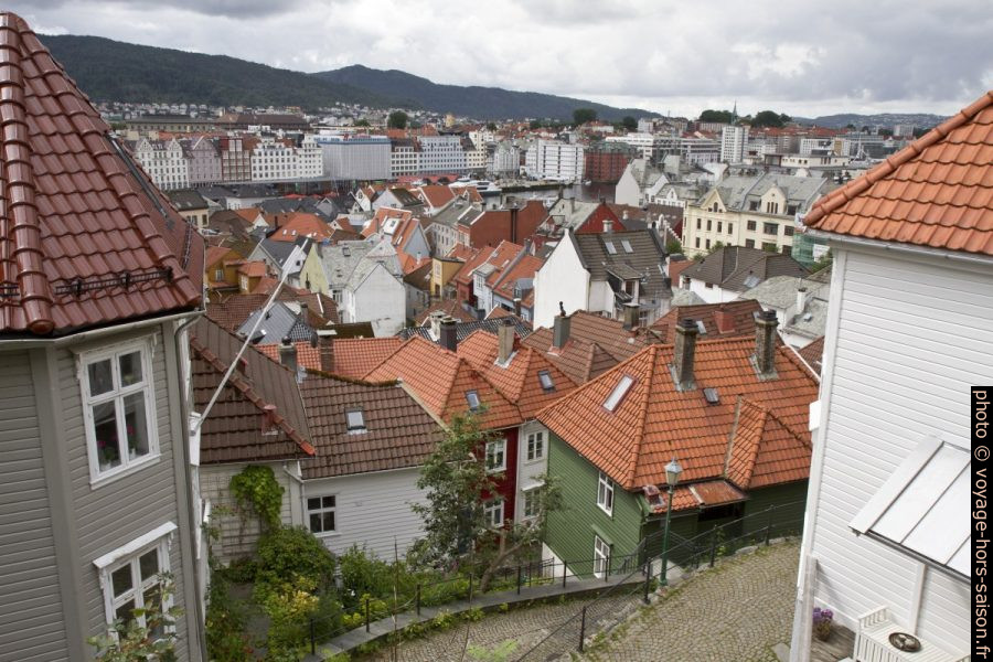 Vue des quartiers sous Fløyen sur Vågen. Photo © Alex Medwedeff