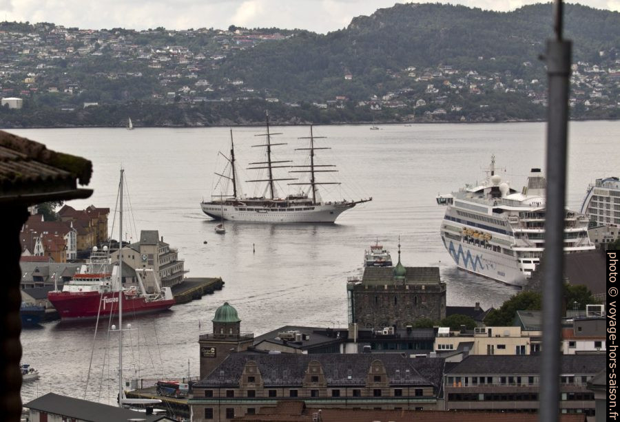 Voilier de croisière «Sea Cloud II» devant l'entrée de Vågen à Bergen. Photo © André M. Winter