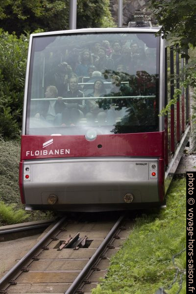 Voiture rouge de Fløibanen vue de la station Fjellveien. Photo © André M. Winter