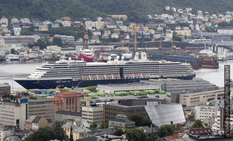 Le navire de croisière Zuiderdam amarré au Puddefjord. Photo © André M. Winter