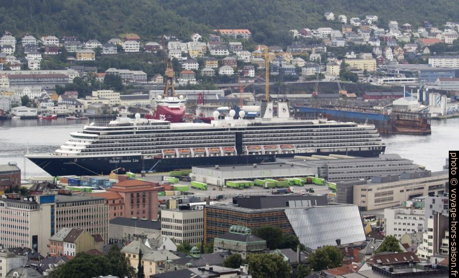 Le navire de croisière Zuiderdam amarré au Puddefjord. Photo © André M. Winter