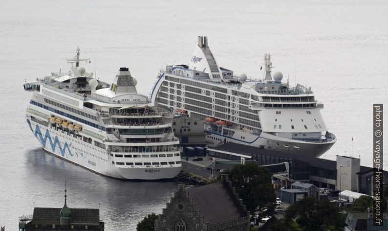 Navires de croisière AIDAaura et Seven Seas Voyager amarrés à Bergen. Photo © André M. Winter