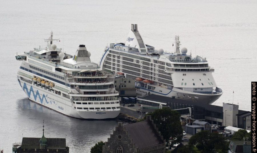 Navires de croisière AIDAaura et Seven Seas Voyager amarrés à Bergen. Photo © André M. Winter