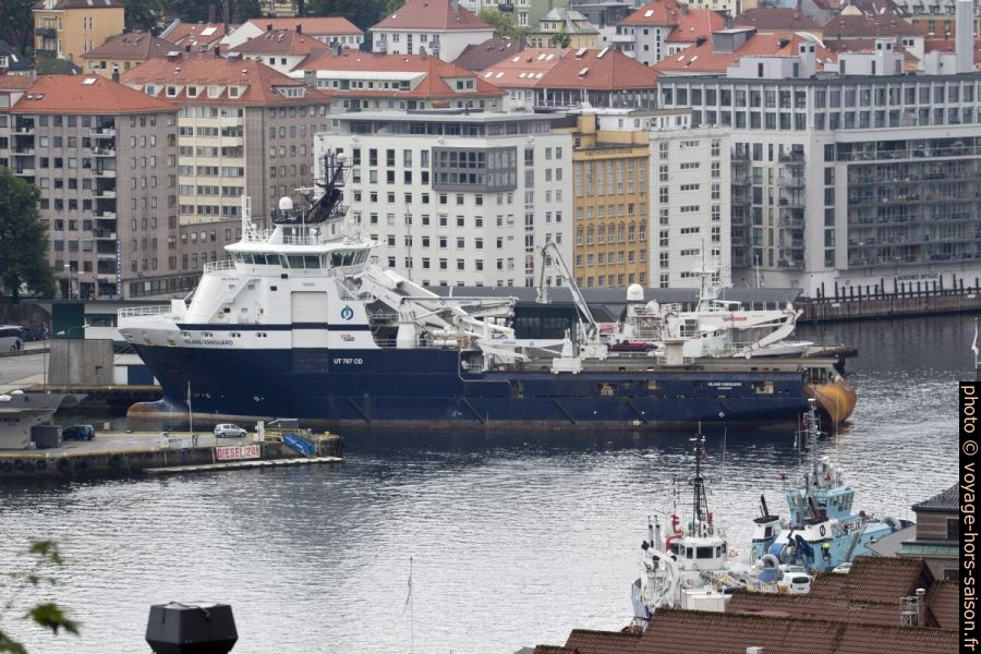 Navire de ravitaillement Island Vangard dans Vågen à Bergen. Photo © André M. Winter