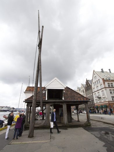Ancienne grue de port et ancien entrepôt temporaire à Bryggen. Photo © André M. Winter