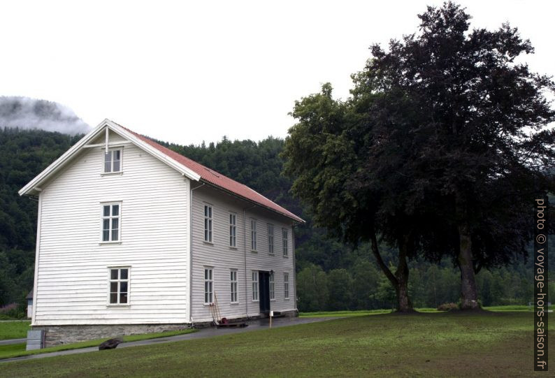 Une maison de Mo videregående skole. Photo © Alex Medwedeff