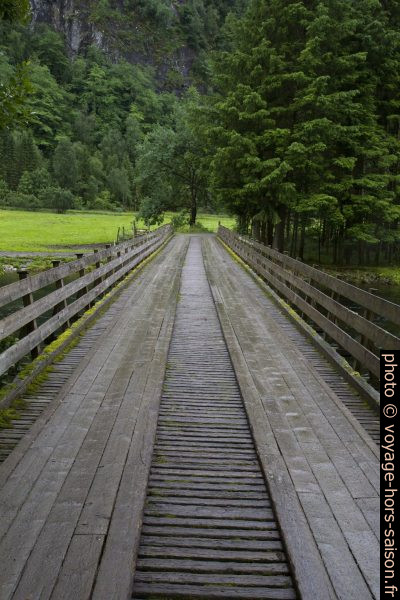 Pont sur la rivière Jølstra. Photo © Alex Medwedeff