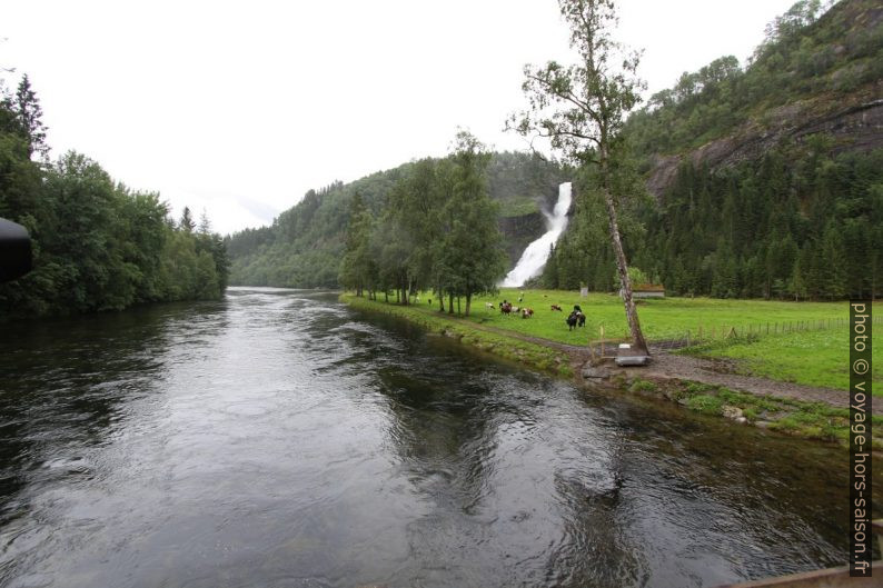 La cascade Huldrefossen et la rivière Jølstra. Photo © André M. Winter