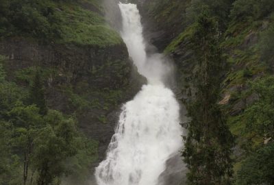 La cascade Huldrefossen. Photo © Alex Medwedeff