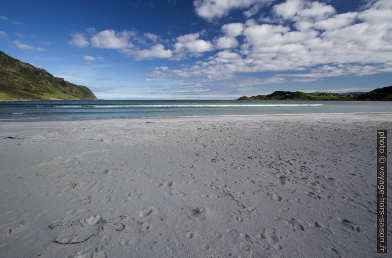 La Plage de Refvik sur Vågsøy. Photo © André M. Winter