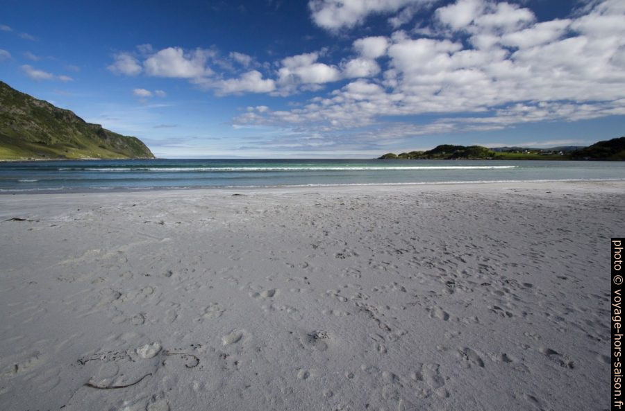 La Plage de Refvik sur Vågsøy. Photo © André M. Winter