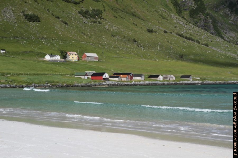 Ancienne ferme de Naustbakkane et abris de bateau de Refviknausta. Photo © Alex Medwedeff
