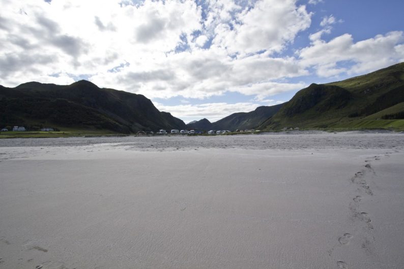 Camping et vallée à l'arrière de la baie Refvika. Photo © André M. Winter