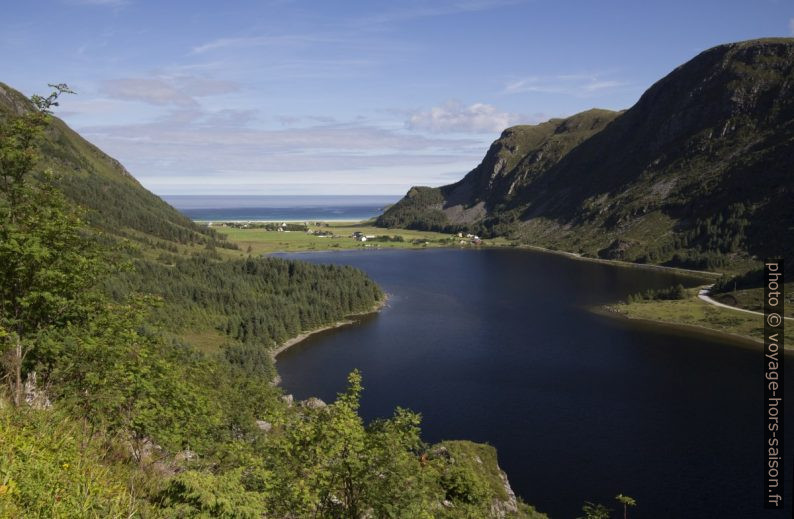 Refvikvatnet à l'arrière de la plage de Refvika. Photo © André M. Winter