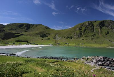 La Plage de Refvik sur Vågsøy vue d'est vers l'ouest. Photo © Alex Medwedeff