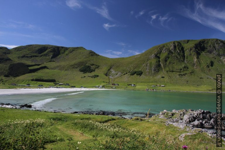 La Plage de Refvik sur Vågsøy vue d'est vers l'ouest. Photo © Alex Medwedeff