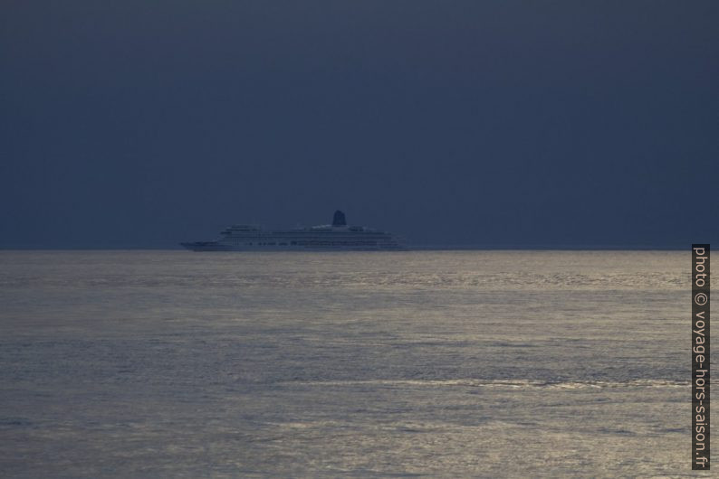 Un grand navire de croisière passe au large. Photo © André M. Winter