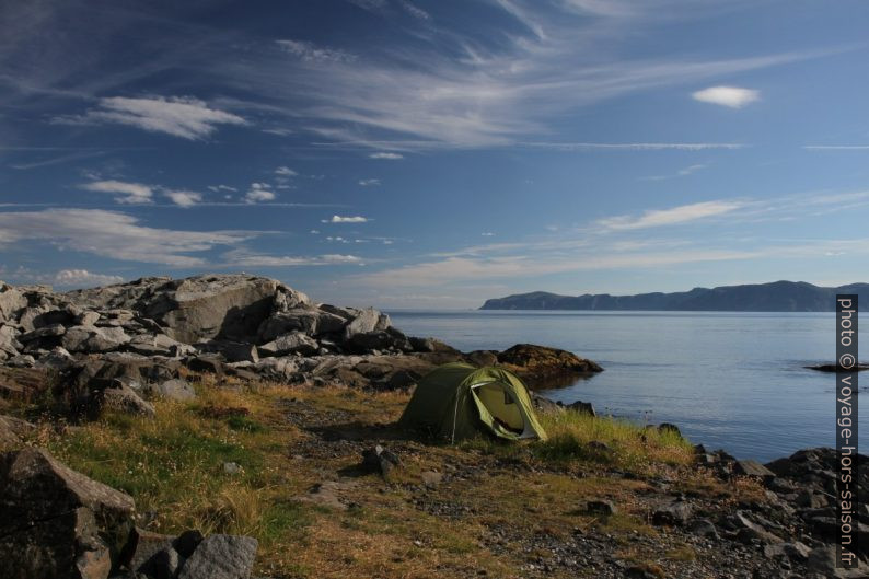 La tente au Cap Solveggen au soleil matinal. Photo © Alex Medwedeff