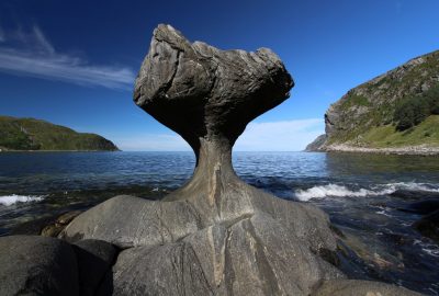 Le Kannestein de Vågsøy recoupé avec l'horizon. Photo © André M. Winter