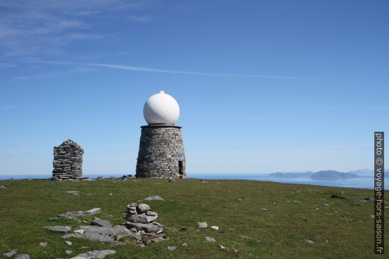Grand cairn et le Radar Stad sur le Vestkapp. Photo © Alex Medwedeff