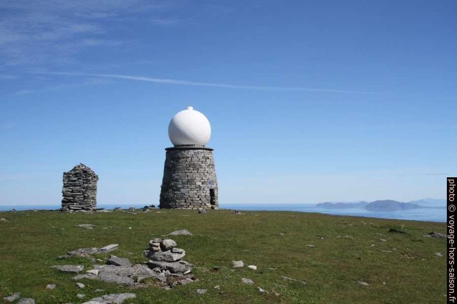 Grand cairn et le Radar Stad sur le Vestkapp. Photo © Alex Medwedeff