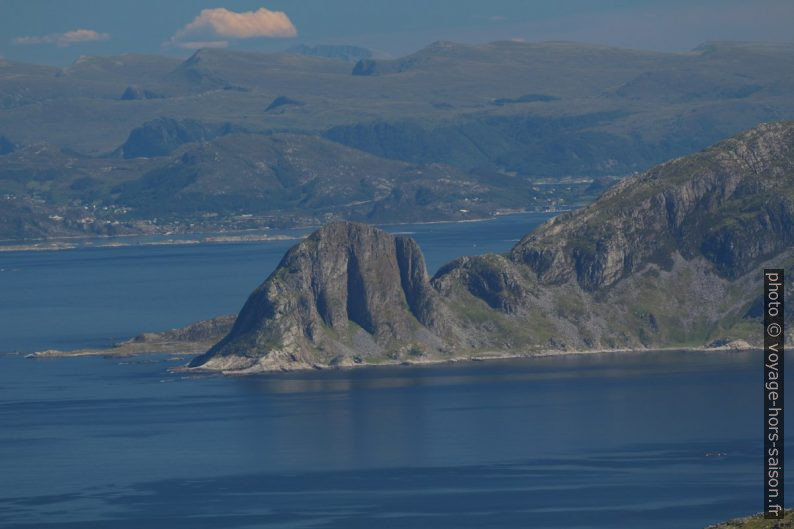 Dollsteinen, 227 m, sur Sandøya. Photo © André M. Winter