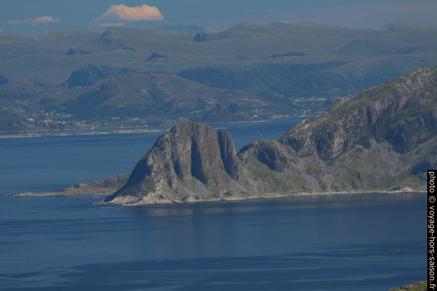 Dollsteinen, 227 m, sur Sandøya. Photo © André M. Winter