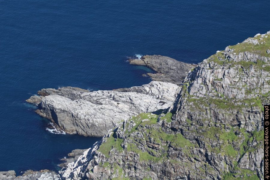 Côte rocheuse du Frøyaneset. Photo © André M. Winter