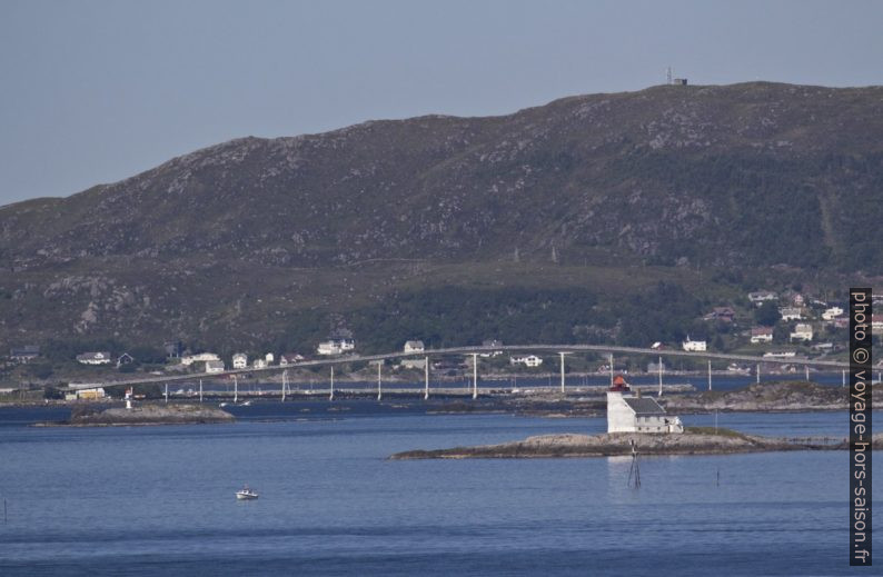 Flåvær Fyr et le pont sur Ingesundvaulen. Photo © André M. Winter