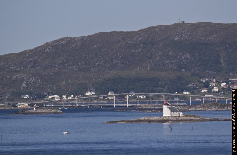Flåvær Fyr et le pont sur Ingesundvaulen. Photo © André M. Winter