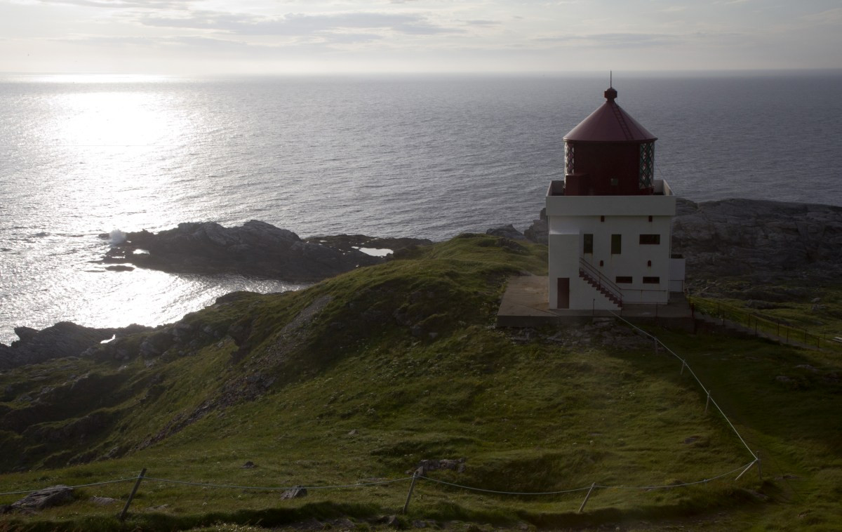 Le phare de Runde vu le soir. Photo © Alex Medwedeff