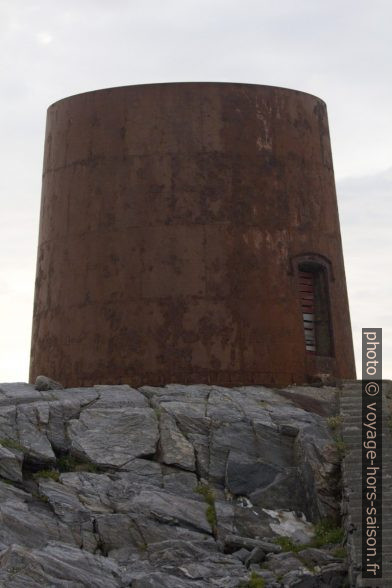 Ancienne base du phare de Runde. Photo © André M. Winter