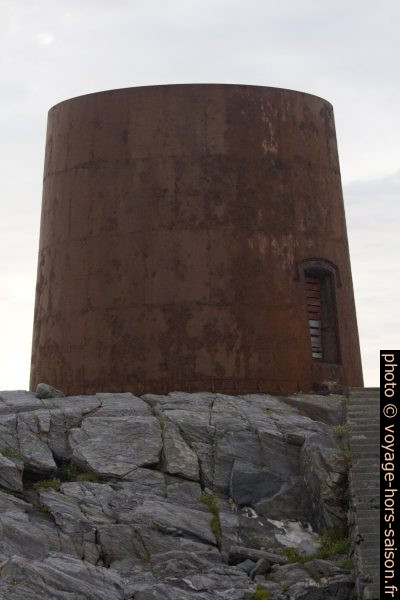 Ancienne base du phare de Runde. Photo © André M. Winter