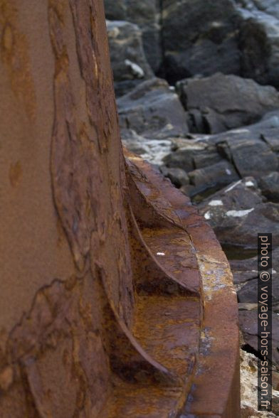 Socle de la base de l'ancienne phare de Runde. Photo © André M. Winter