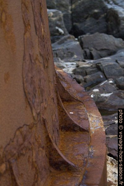 Socle de la base de l'ancienne phare de Runde. Photo © André M. Winter