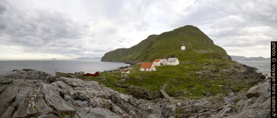 Panorama du Cap Kvalen avec Storhaugen et le phare de Runde. Photo © Alex Medwedeff