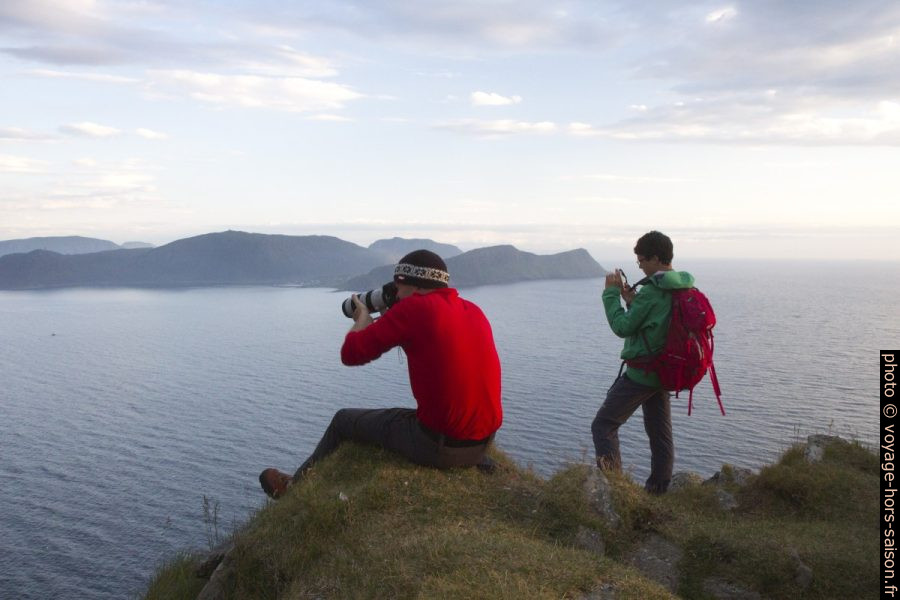 André et Nicolas photographient au bord ouest du plateau de Runde. Photo © Alex Medwedeff