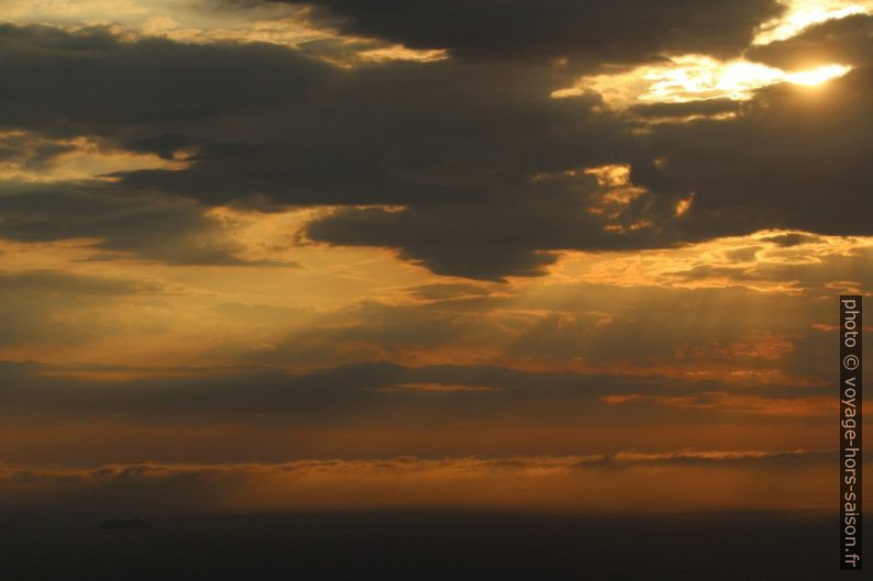 Coucher de soleil derrière les nuages. Photo © André M. Winter