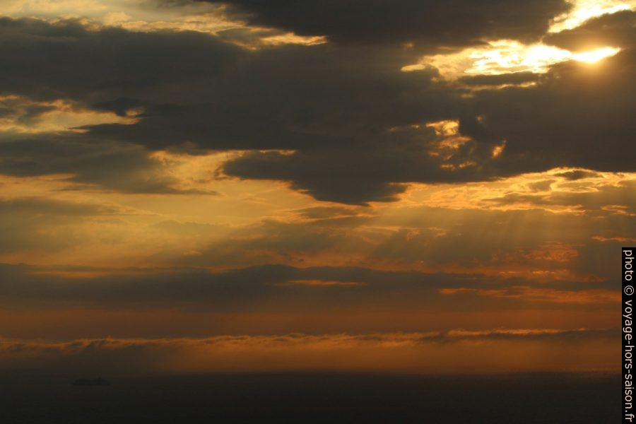 Coucher de soleil derrière les nuages. Photo © André M. Winter