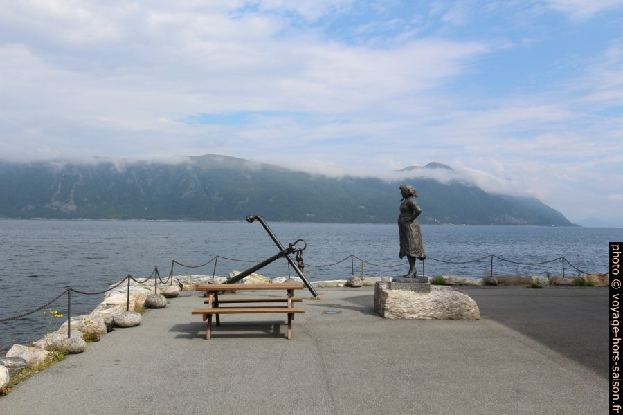 Ancienne ancre et statue de femme qui attend. Photo © André M. Winter