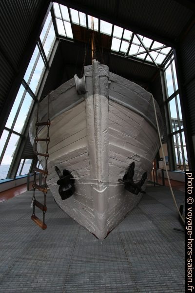 Coque en bois du navire polaire Aarvak vu du côté étrave. Photo © André M. Winter