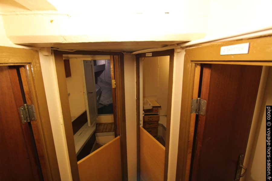 Cabines dans la proue du navire polaire Aarvak. Photo © André M. Winter