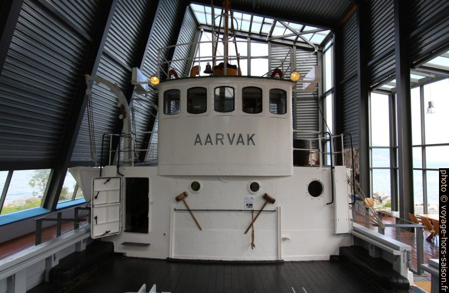 Timonerie du navire polaire Aarvak vue du pont. Photo © André M. Winter