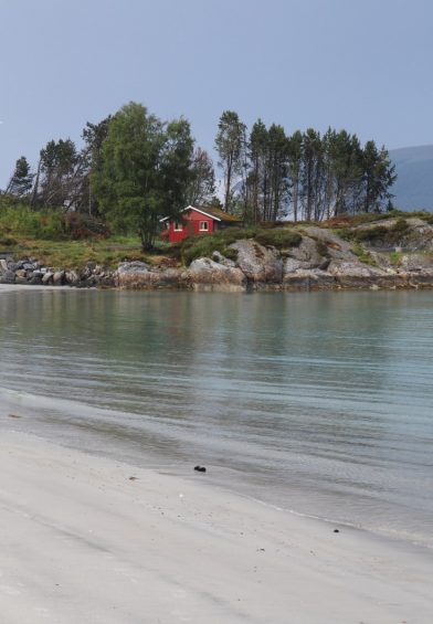 Ovrasanden et une cabane sur le cap Ovraneset. Photo © Alex Medwedeff