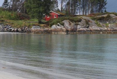 Ovrasanden et une cabane sur le cap Ovraneset. Photo © Alex Medwedeff