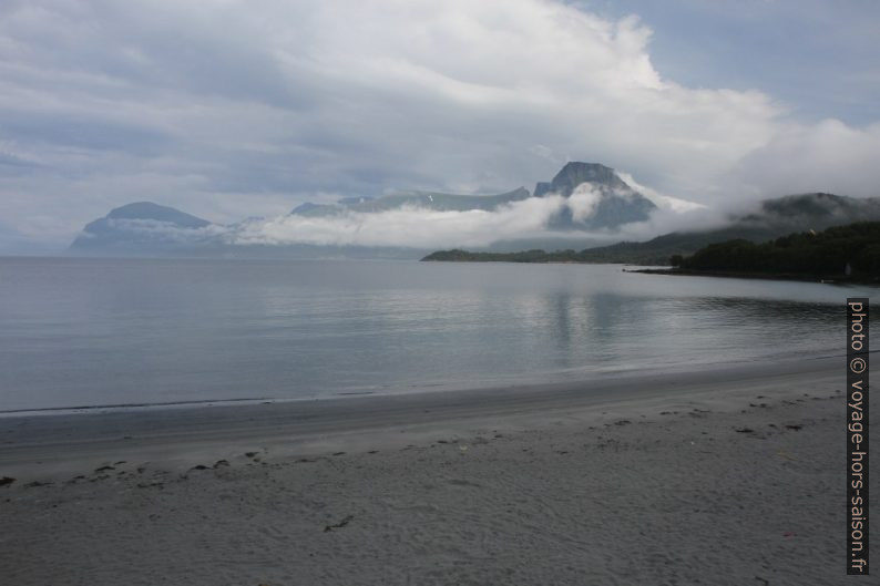 La Plage Ovrasanden et vue en direction du Storfjord. Photo © Alex Medwedeff