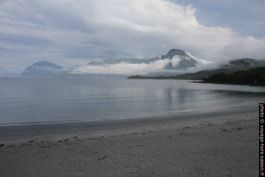 La Plage Ovrasanden et vue en direction du Storfjord. Photo © Alex Medwedeff